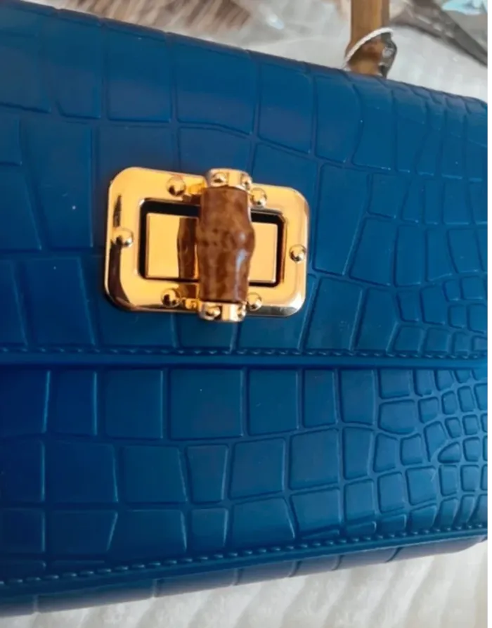 Sac à main bleu effet croco avec poignée en bambou - photo numéro 4