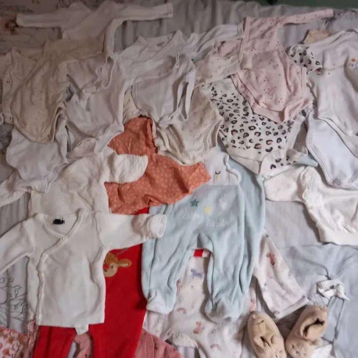 Lot de 46 vêtements taille 1 mois - photo numéro 4