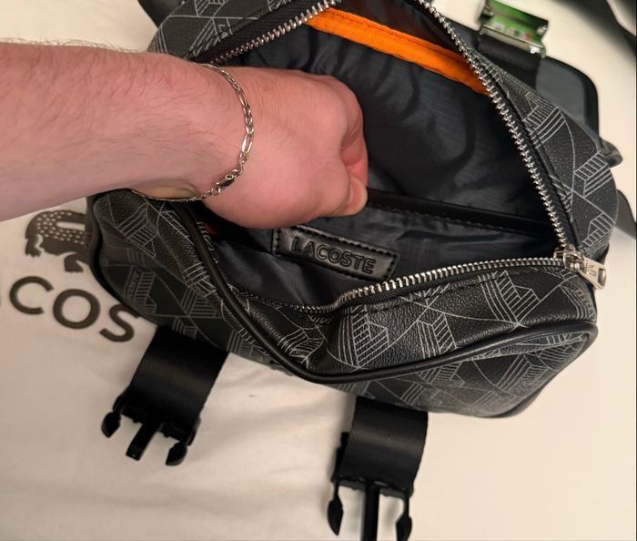 sacoche lacoste Noir neuf presque jamais porté - photo numéro 2