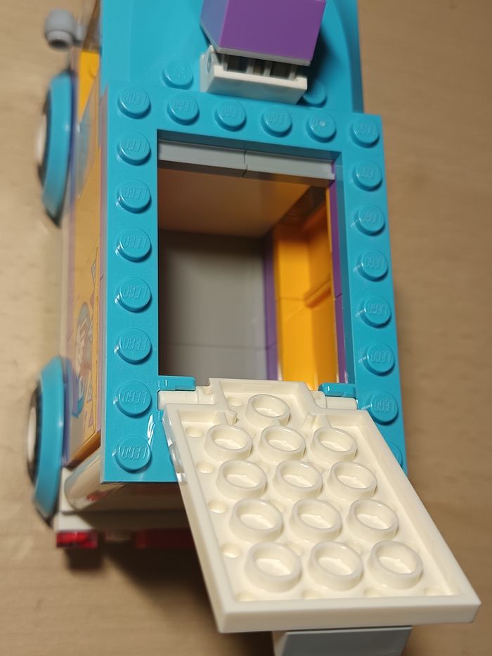 Set Lego Friends "La livraison de cadeaux" (complet !) 🌺🚒🎁 - photo numéro 4