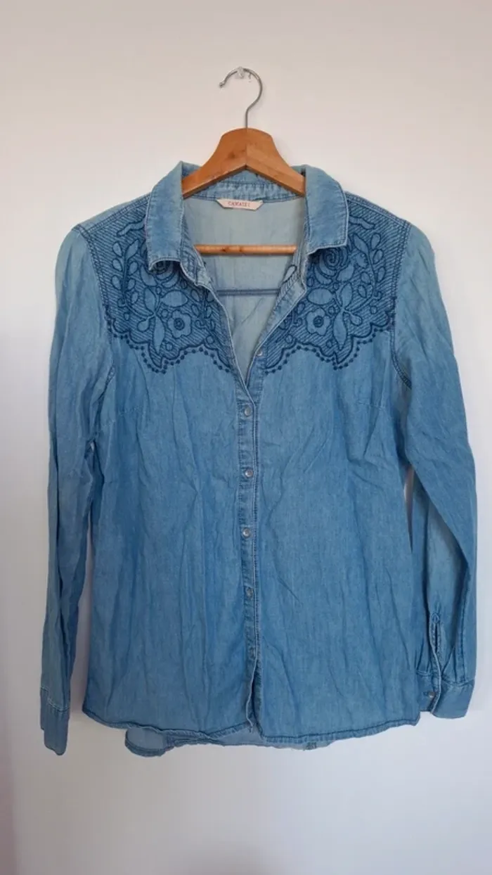 Chemise en jean avec broderie – Taille 38 - État neuf - photo numéro 2