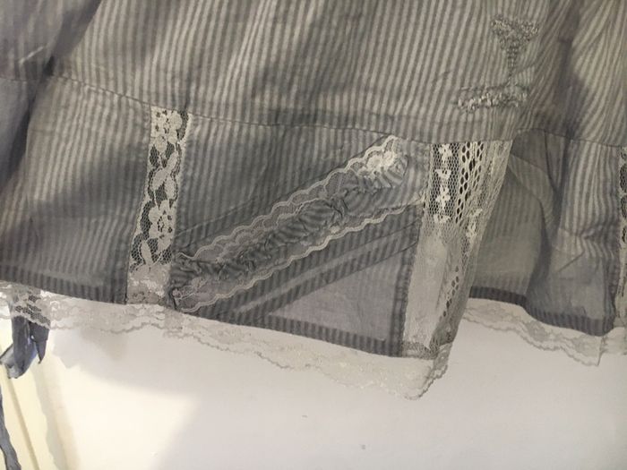 Robe tunique grise rayé blanc et dentelle la mode est à vous - photo numéro 4