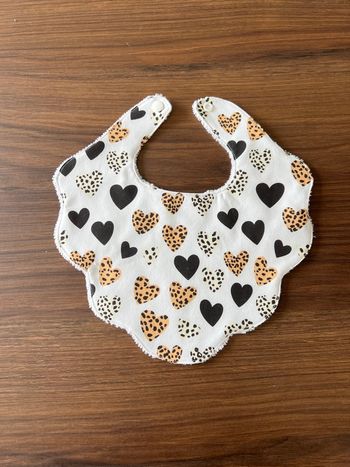 Bavoir motif cœur léopard 