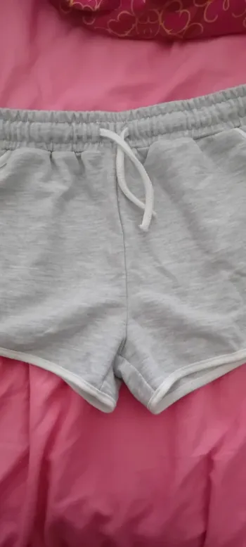 Joli petit short gris 10 ans primark en parfait état