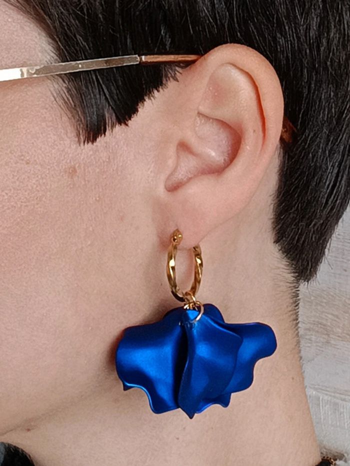 Superbe paire de boucles acier inoxydable et pétales acryliques - photo numéro 3