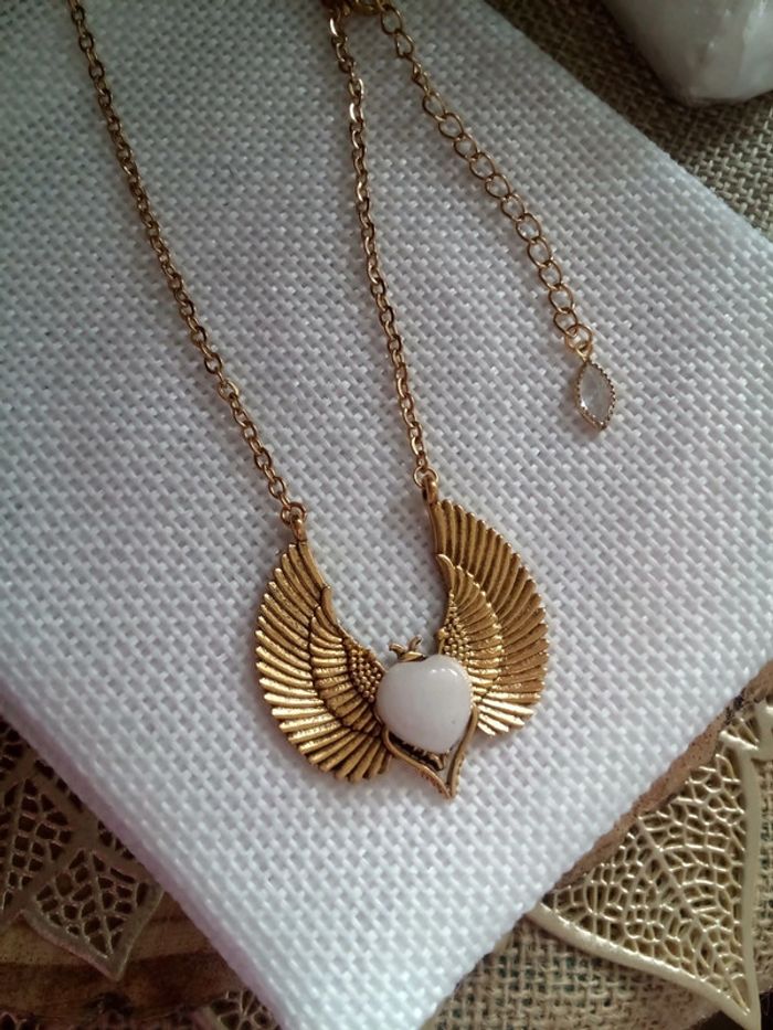 Collier scarabée pierre de jade blanc