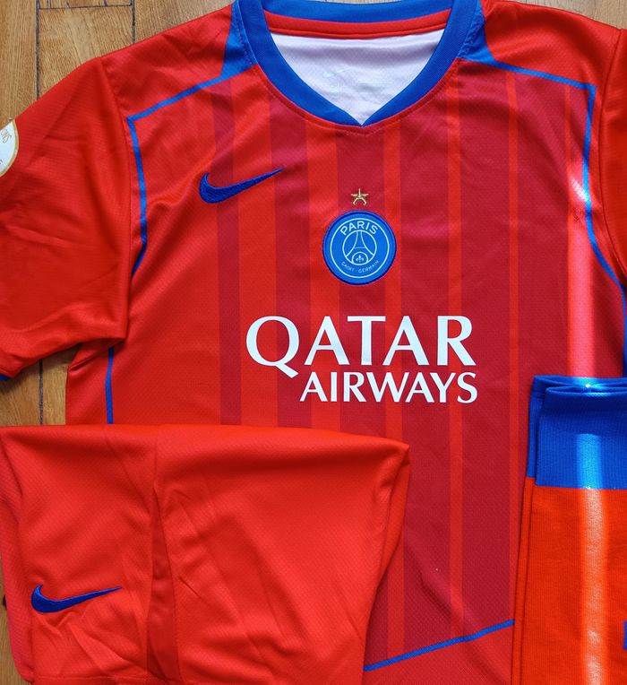 Beau maillot taille 8 ans PSG football  modèle D.Doué rouge 2026 - photo numéro 3