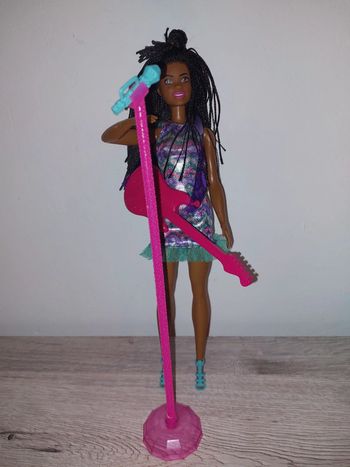 Barbie chante avec un micro