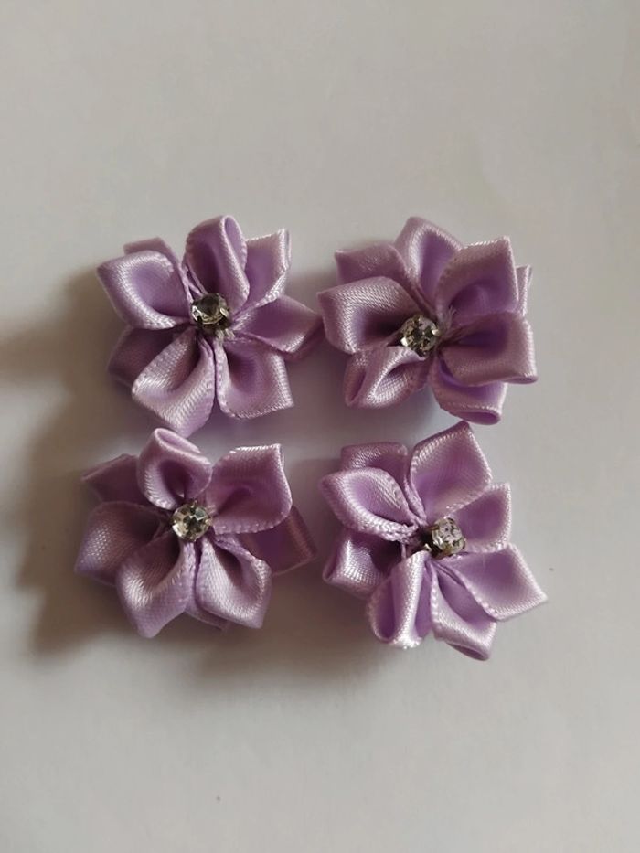 Lot de 4 fleurs parme pour loisirs créatifs