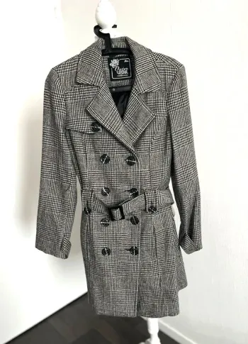 Manteau hiver pied de poule rayé noir et blanc