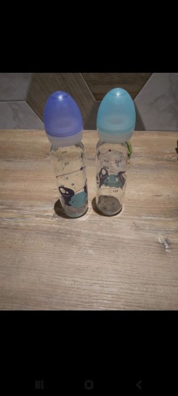 2 biberons en verres