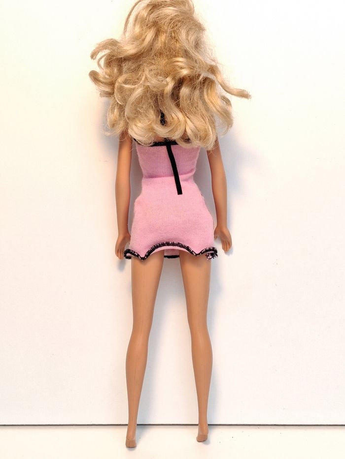 Poupée mattel Barbie blonde robe rose imprimé barbie
Poupée et ensemble compris - photo numéro 4
