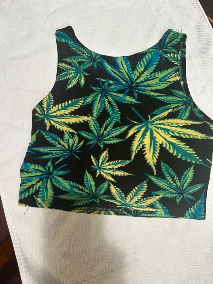 Top court motif feuilles 🍁 sur fond noir – taille S. - photo numéro 3