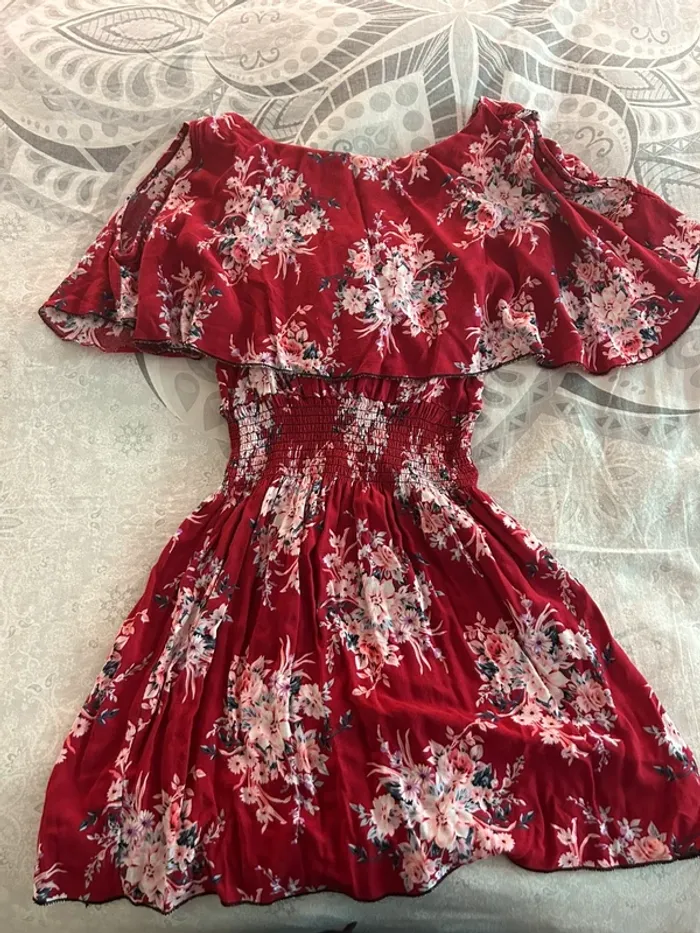 Très jolie robe de couleur rouge à motifs fleuris - photo numéro 7
