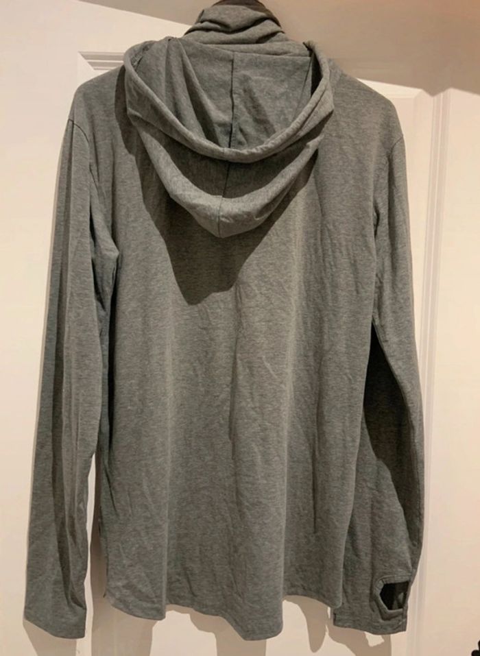 🔥 Haut manches longues gris et rouge a capuche en polyester - photo numéro 2