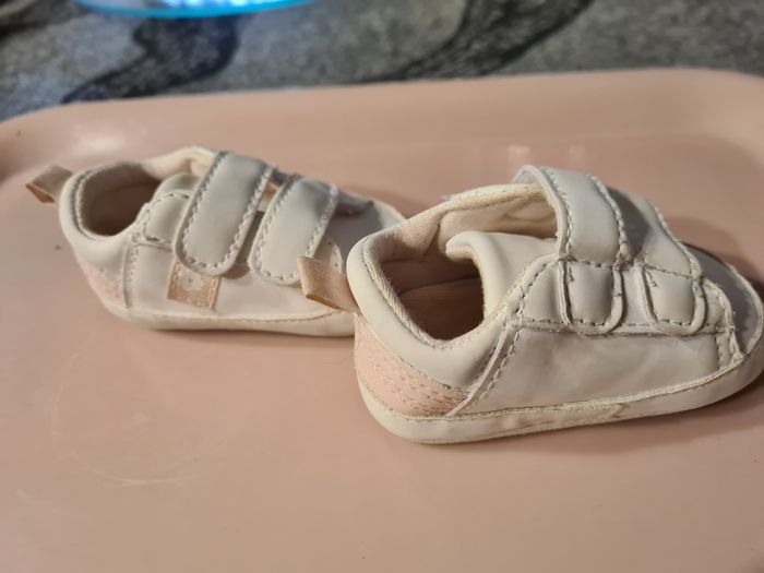 Basket. Bébé. 0/3 mois. Blanc,  rose. 10 cm. Neuve