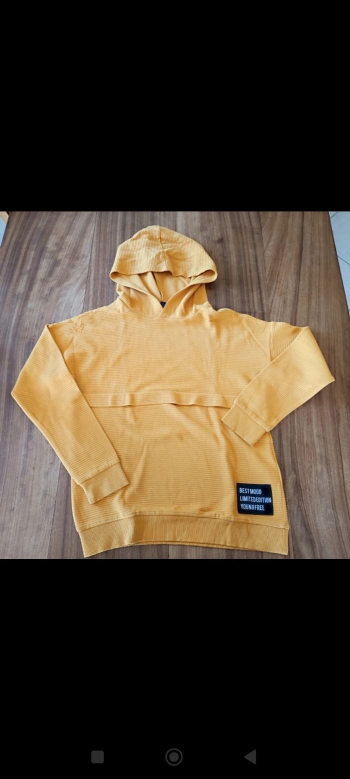 Lot de 5 vêtements garçon taille 10 ans 
1 chemise tape à l'oeil très bon état 
1 chemise El flamenco très bon état 
1 gilet Okaïdi très bon état 
1 veste sans manches Okaïdi neuf 
1 sweat Kiabi neuf - photo numéro 10