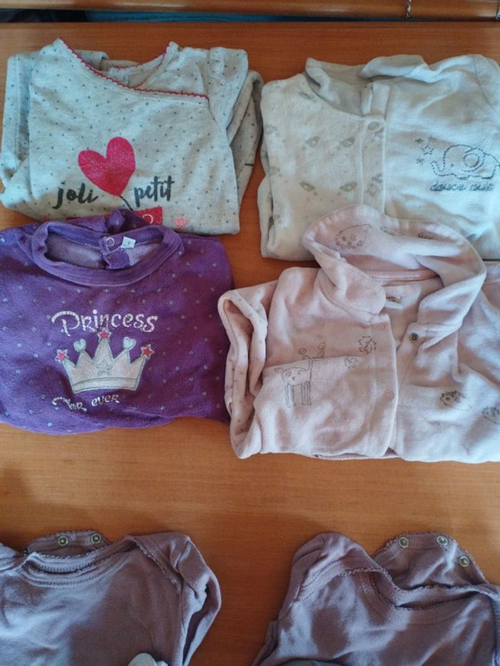Lot pyjamas et bodies - photo numéro 2