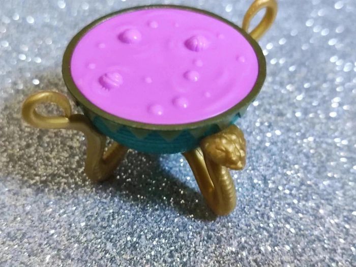 29/ accessoire Monster High chaudron vert/doré/rose - photo numéro 3