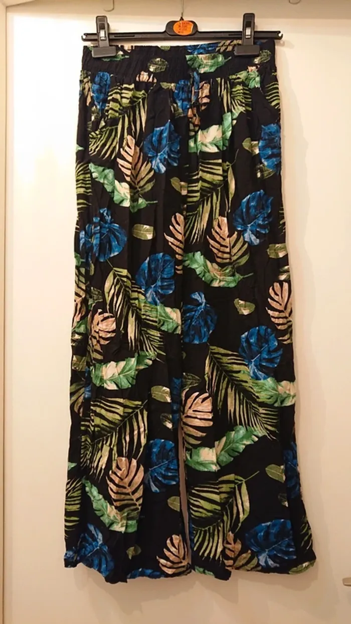 Pantalon été léger et fluide noir à motif tropical