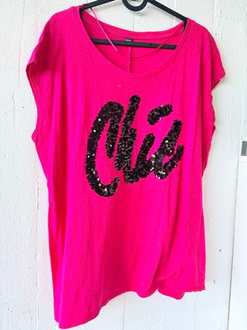 T-shirt Pimkie rose fuchsia orné de sequins noirs. 