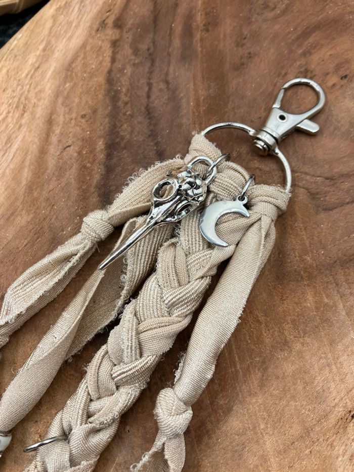 SOLDE -25% Porte-clé ou bijou de sac avec crâne de corbeau et écrou - photo numéro 2