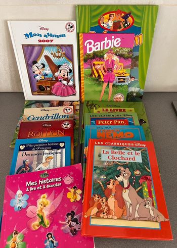 Lot de 12 livres Disney princesse / Peter pan / blanche neige / nemo / barbie