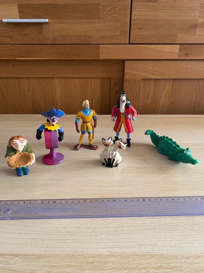 Jouets mc do donalds figurines peter pan crochet Chopin Quasimodo Phoebus siamois