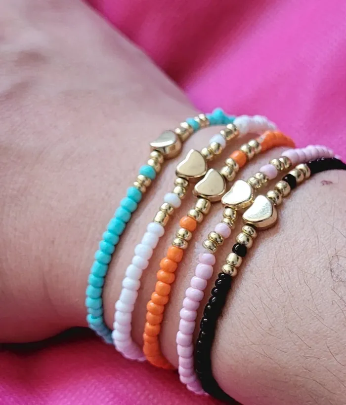 Lot de cinq bracelets cœur perles de rocailles multicolore