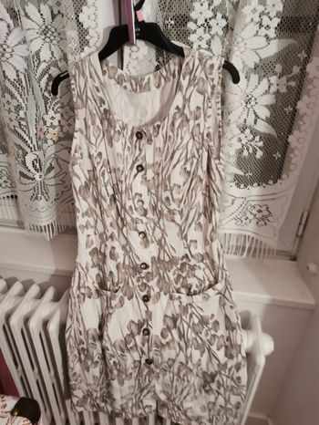 Robe longueur genou, boutonnée, 2 poches