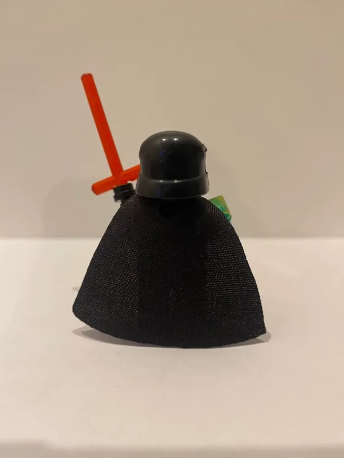 Figurine type lego Kylo Ren avec l’holocron vert. Star Wars - photo numéro 4