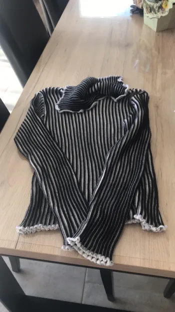 Pull taille L Jennyfer noir et blanc