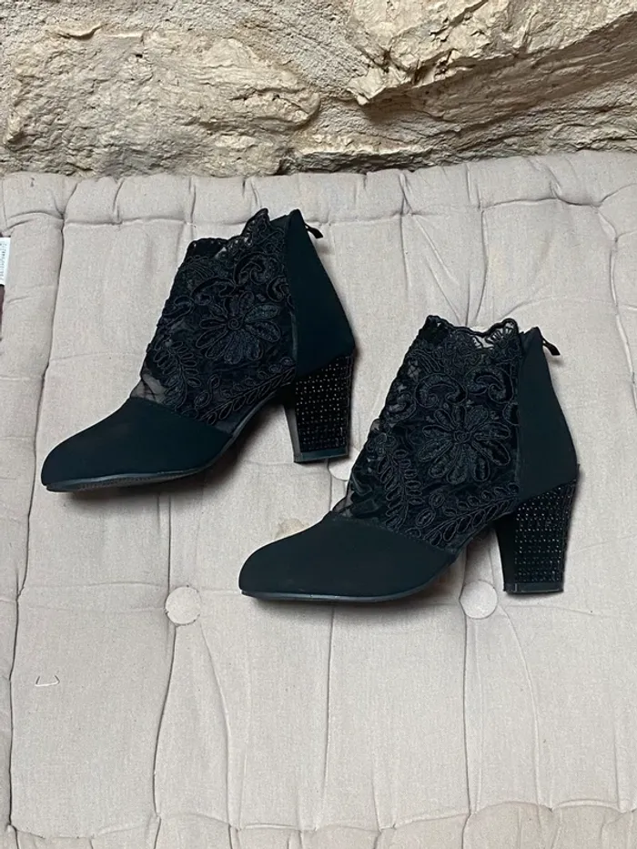 Bottines noires à talon avec dentelle taille 36