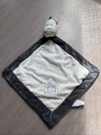 Doudou plat grelot zebre gris blanc neuf avec étiquette