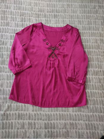 Blouse manches 3/4 rose fushia satiné brillant perles col v taille 42
