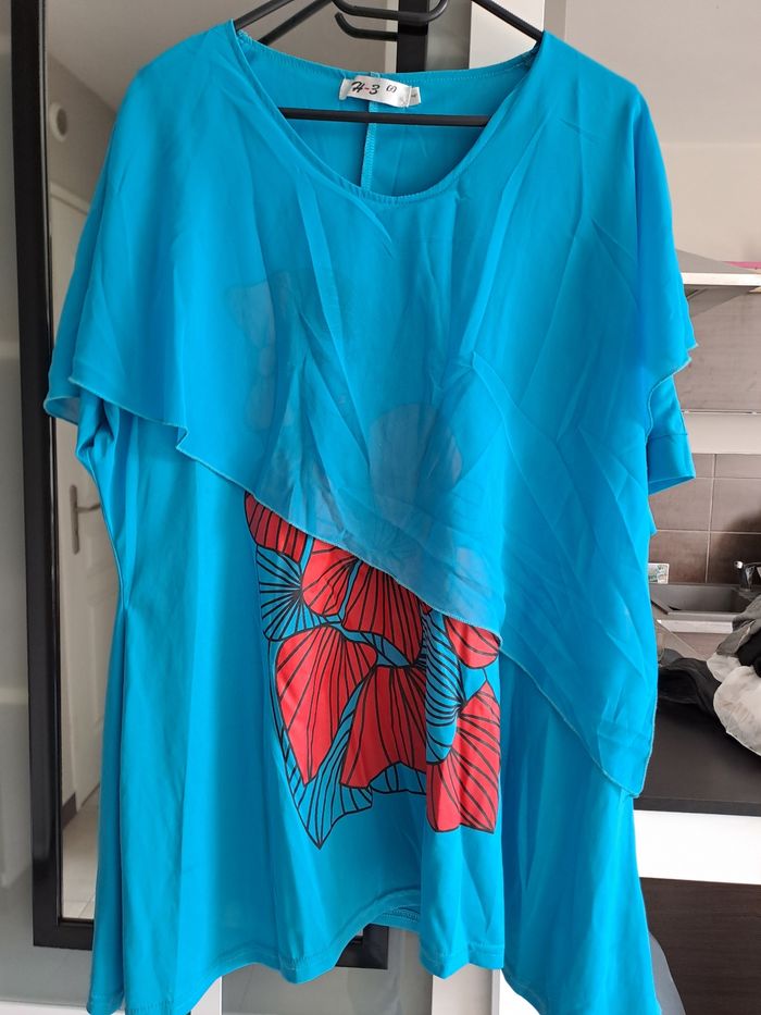 Haut bleu avec motif rouge