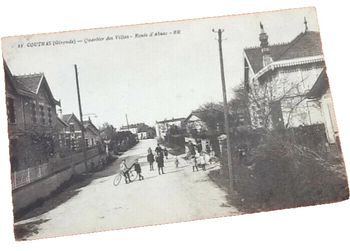Carte postale ancienne Coutras (Gironde) Quartier des Villas. Route d' Abzac
