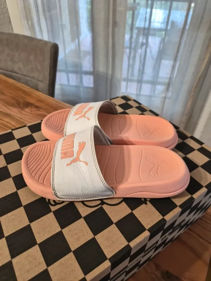 Claquettes PUMA rose corail/blanc T35.5 d'occasion - Sandales sport TBE - photo numéro 3
