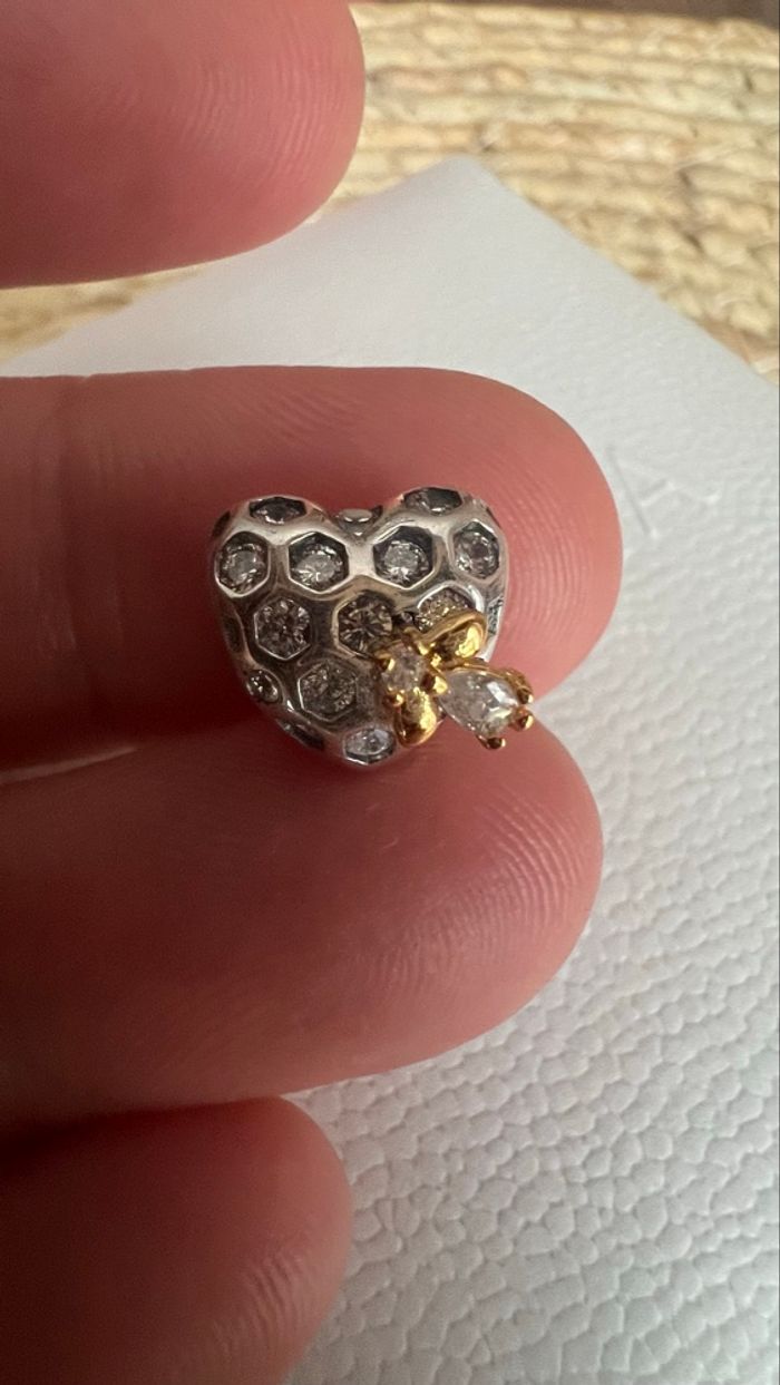 Charm cœur nid d’abeille et abeille bridgerton - photo numéro 4