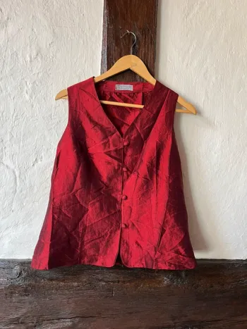 Top gilet en pure soie rouge bordeaux – chic & intemporel – T. M