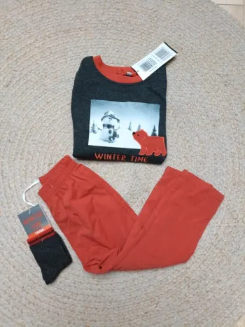 Ensemble pull/pantalon/chaussettes 24M neuf