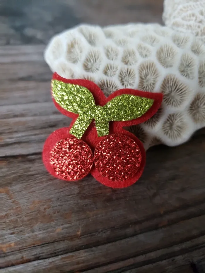 Superbe broche cerise - photo numéro 4