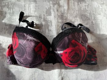 Soutien-gorge Freegun 90B noir à motifs roses – TBE