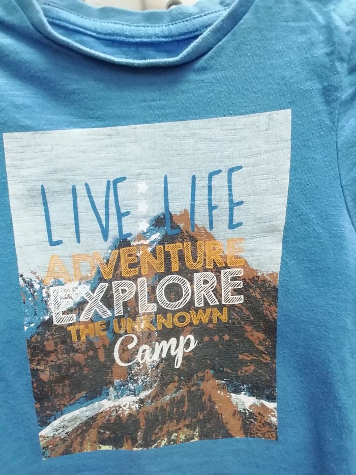 Vends t-shirt garçon été bleu avec motif sur le devant - photo numéro 2