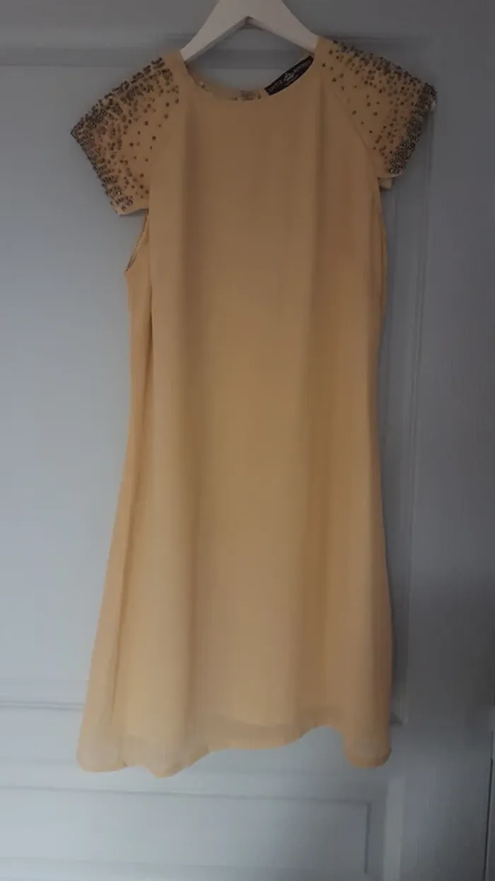 Robe cintrée Nude avec perles sur épaules - photo numéro 2