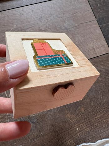 Petite boîte aimantée en bois