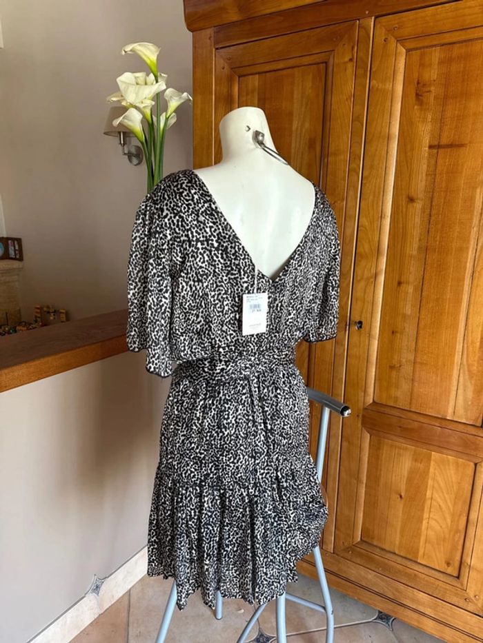 Robe femme à motifs. Avec dorures dos, collé face avant colleront. - photo numéro 4