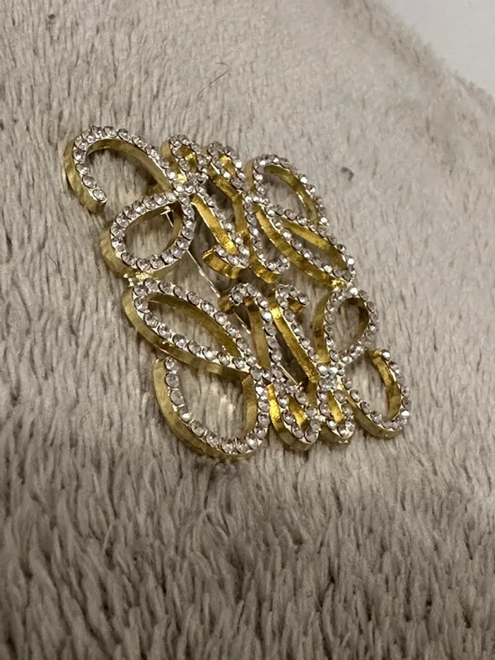 Broche loewe dorée strass - photo numéro 2