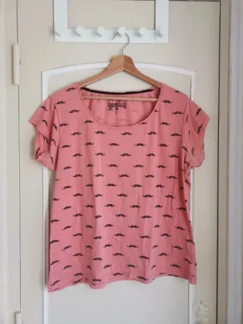 T shirt Femme - Motifs moustaches taille 44