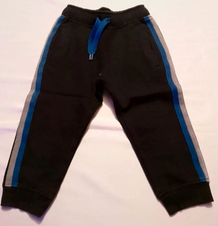 Jogging garçon noir et bleu.